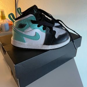 Teal jordan 1 mid